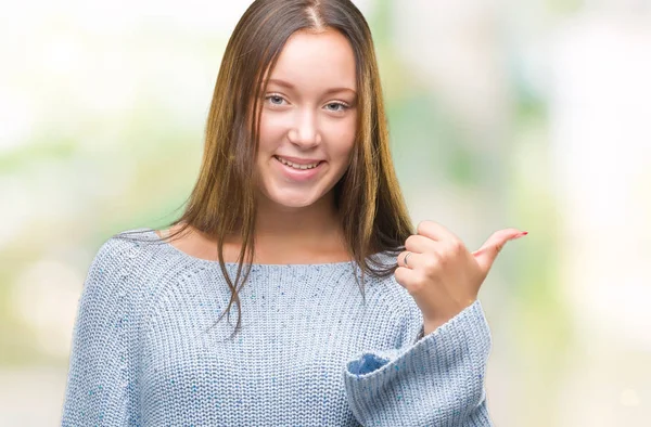 Mooie Kaukasische Jongedame Winter Trui Dragen Geïsoleerde Achtergrond Glimlachend Met — Stockfoto