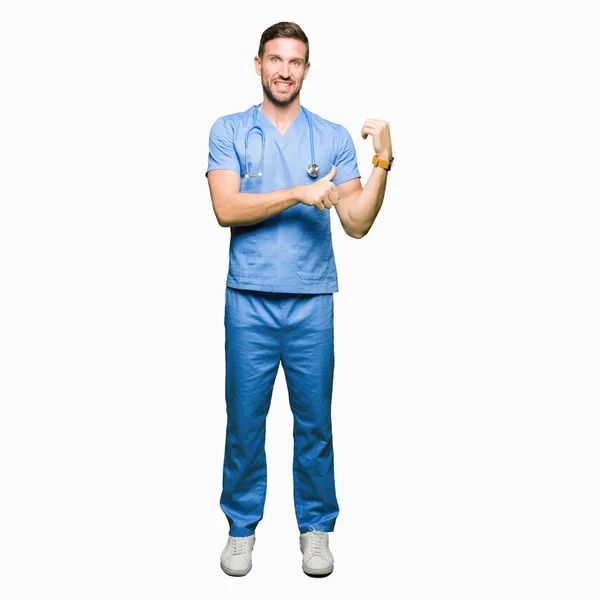Knappe Dokter Man Dragen Medische Uniform Geïsoleerd Background Pointing Aan — Stockfoto