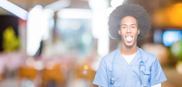 Νεαρός Αφρικανός Αμερικανός Γιατρός Άντρας Αφρο Μαλλιά Κολλήσει Γλώσσα Έξω — Φωτογραφία Αρχείου