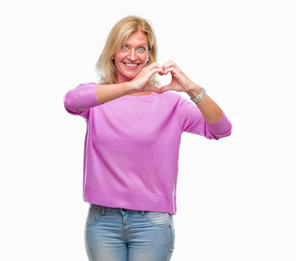 Wiek Średni Blond Kobieta Białym Tle Uśmiechający Się Miłość Serce — Zdjęcie stockowe