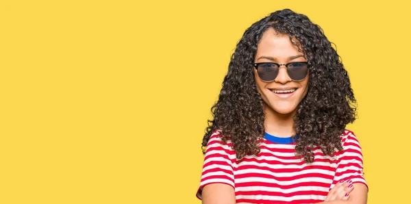 Mulher Bonita Nova Com Cabelo Encaracolado Usando Óculos Sol Rosto — Fotografia de Stock