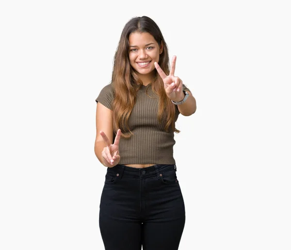 Joven Mujer Morena Hermosa Sobre Fondo Aislado Sonriendo Mirando Cámara — Foto de Stock