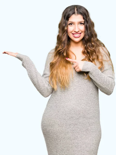 Joven Hermosa Mujer Con Vestido Invierno Sorprendido Sonriendo Cámara Mientras —  Fotos de Stock