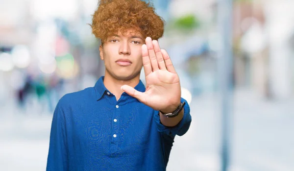 Homem Elegante Bonito Jovem Com Cabelo Afro Fazendo Parar Cantar — Fotografia de Stock