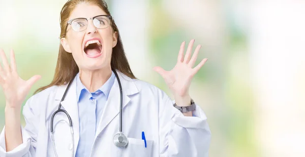 Reife Ärztin Mittleren Alters Medizinischem Mantel Über Isoliertem Hintergrund Verrückt — Stockfoto