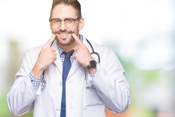 Guapo Joven Médico Sobre Fondo Aislado Sonriendo Con Boca Abierta — Foto de Stock