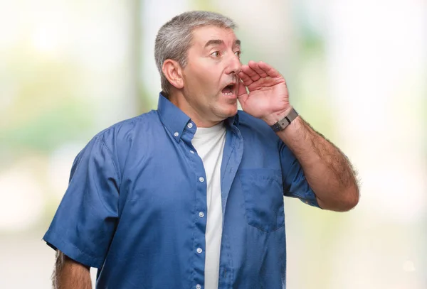 Knappe Senior Man Geïsoleerde Achtergrond Schreeuwen Schreeuwen Luid Naar Andere — Stockfoto