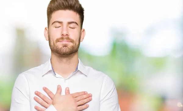 Pemuda Tampan Pria Bisnis Tersenyum Dengan Tangan Dada Dengan Mata — Stok Foto