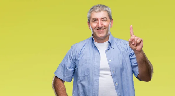 Hombre Mayor Guapo Sobre Fondo Aislado Mostrando Señalando Con Dedo — Foto de Stock