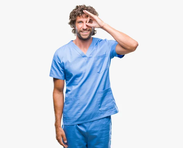 Yakışıklı Spanyol Cerrah Doktor Adam Gülümsüyor Parmakları Ile Mutlu Yüz — Stok fotoğraf