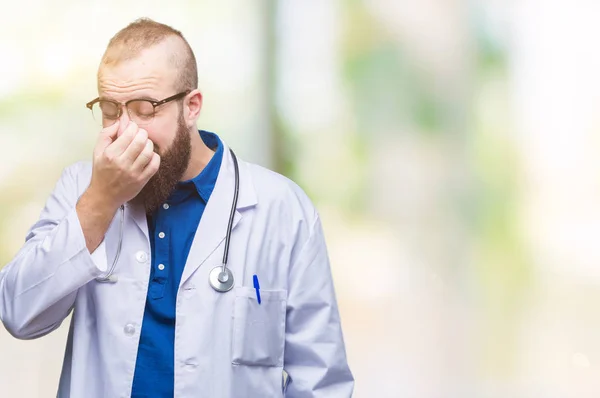 Unga Kaukasiska Läkare Man Bär Medicinsk Vit Rock Över Isolerade — Stockfoto