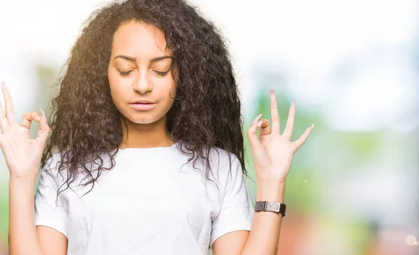 Jeune Belle Fille Aux Cheveux Bouclés Portant Shirt Blanc Décontracté — Photo