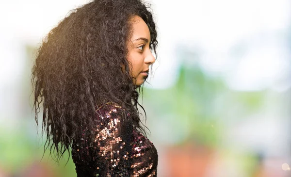 Giovane Bella Ragazza Con Capelli Ricci Indossa Abito Sera Partito — Foto Stock