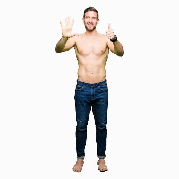 Hombre Guapo Sin Camisa Mostrando Pecho Desnudo Mostrando Apuntando Hacia —  Fotos de Stock