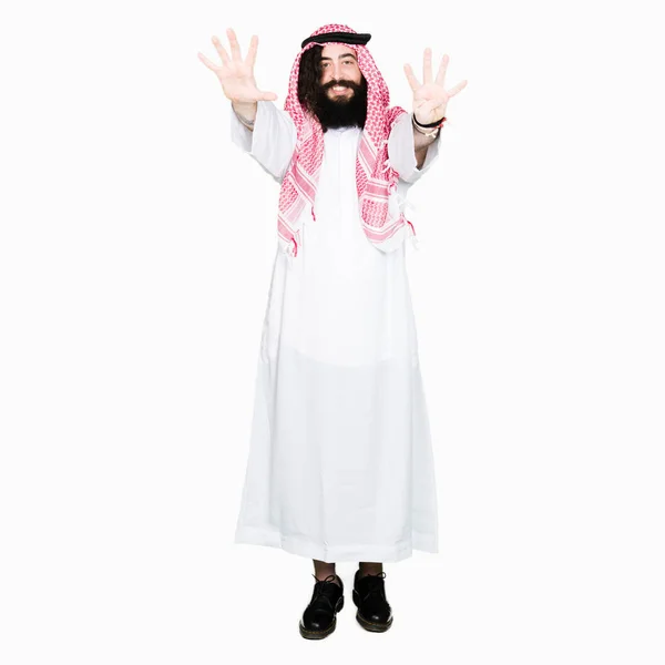 Арабский Бизнесмен Длинными Волосами Одетый Традиционный Шарф Кеффийе Показывает Пальцем — стоковое фото