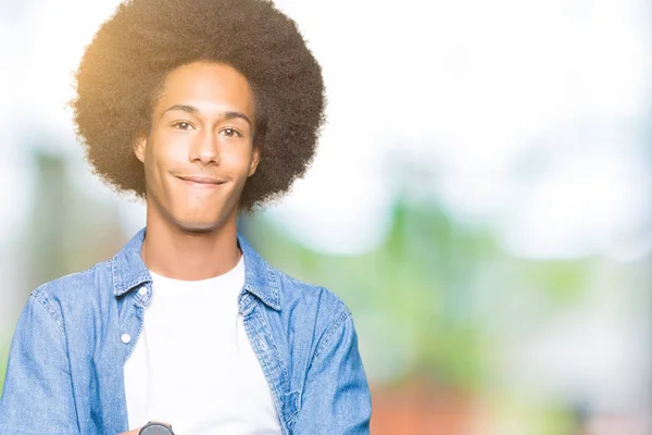 Νεαρός Αφρικανική Αμερικανική Άνθρωπος Άφρο Μαλλιά Χαμογελώντας Χαρούμενο Πρόσωπο Διασχίσει — Φωτογραφία Αρχείου