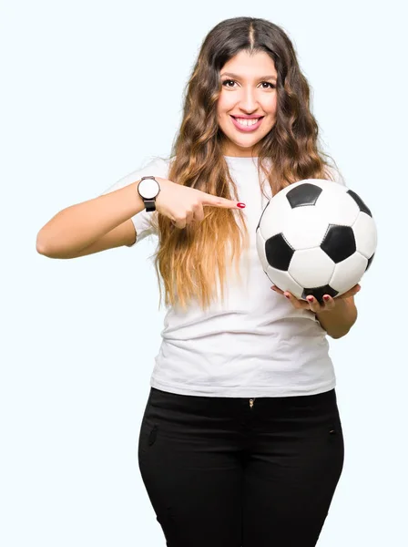 Junge Erwachsene Frau Hält Fußballball Sehr Glücklich Und Zeigt Mit — Stockfoto