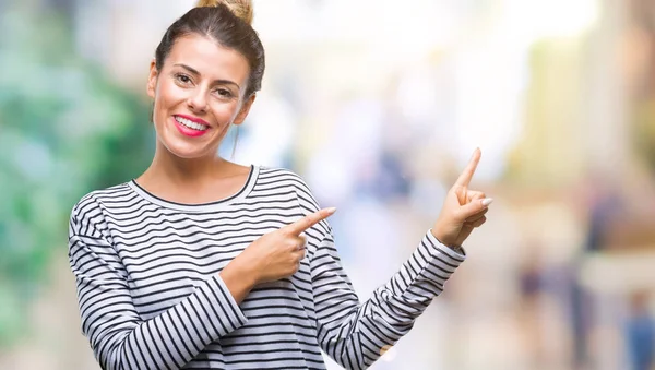 Giovane Bella Donna Casual Strisce Maglione Sfondo Isolato Sorridente Guardando — Foto Stock