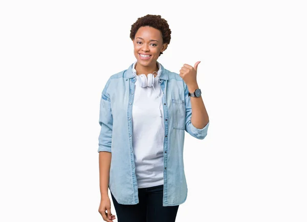 Jonge African American Vrouw Hoofdtelefoon Dragen Geïsoleerde Achtergrond Glimlachend Met — Stockfoto