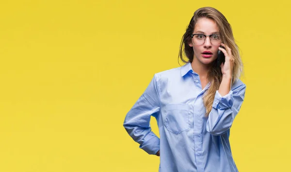 Jovem Mulher Negócios Loira Bonita Chamando Usando Smartphone Sobre Fundo — Fotografia de Stock