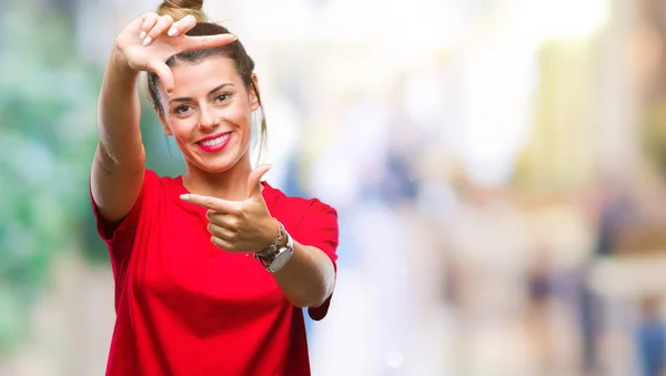 Jovem Mulher Bonita Sobre Fundo Isolado Sorrindo Fazendo Quadro Com — Fotografia de Stock