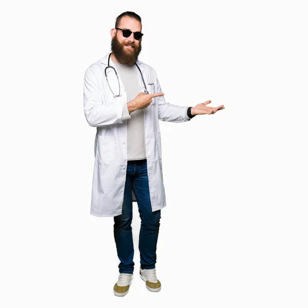 Young Blond Doctor Man Beard Wearing Sunglasses Amazed Smiling Camera — Stock Photo, Image