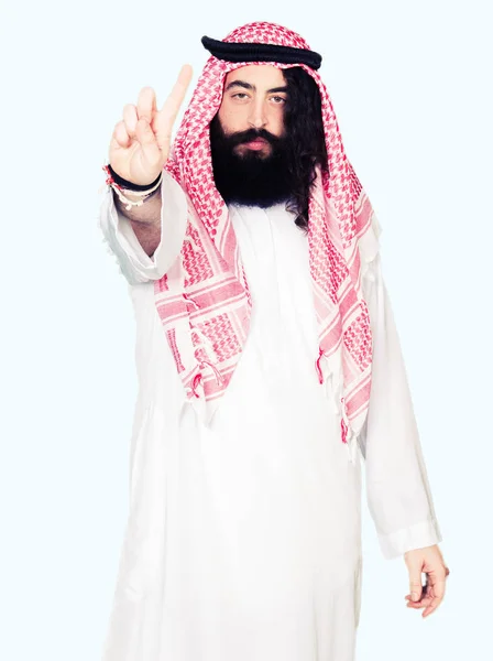 Арабский Бизнесмен Длинными Волосами Одетый Традиционный Шарф Кеффийе Показывающий Пальцем — стоковое фото