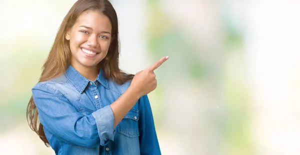 Joven Mujer Morena Hermosa Con Camisa Mezclilla Azul Sobre Fondo —  Fotos de Stock