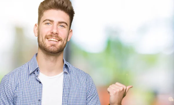 Joven Hombre Rubio Guapo Con Camisa Casual Sonriendo Con Cara —  Fotos de Stock