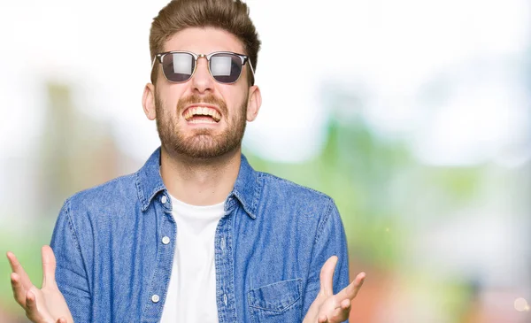 Junger Schöner Eleganter Mann Jeansjacke Der Verrückt Und Erfolgsverrückt Mit — Stockfoto