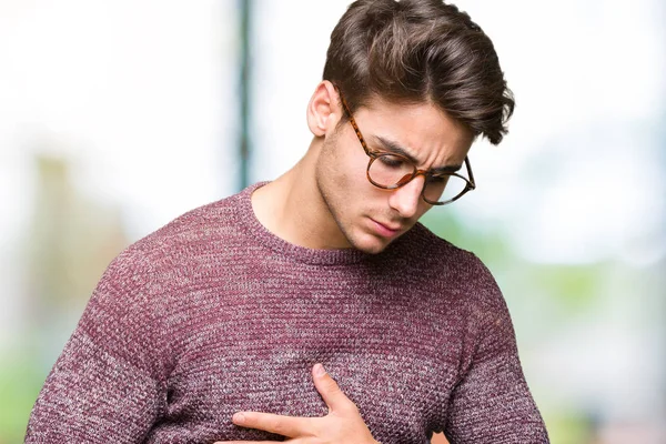 Homem Bonito Jovem Usando Óculos Sobre Fundo Isolado Com Mão — Fotografia de Stock