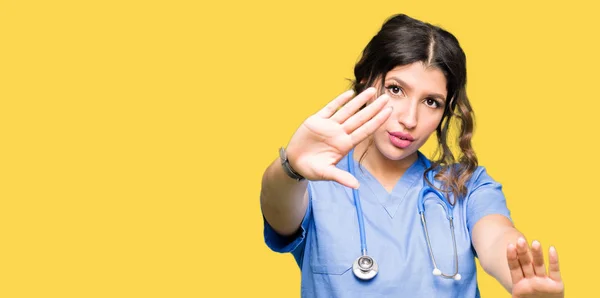 Jonge Volwassen Dokter Vrouw Dragen Van Medische Uniforme Smiling Doen — Stockfoto