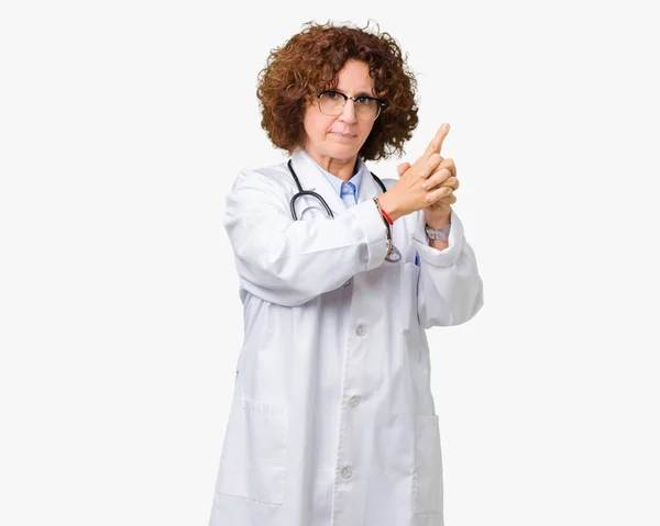 Vedoucí Lékař Žena Izolované Pozadí Držení Symbolické Zbraň Gesto Ruky — Stock fotografie