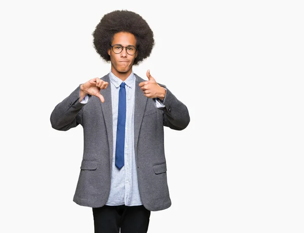 アフロ髪メガネやって親指を上下 不一致契約式と若いアフリカ系アメリカ人ビジネスマンクレイジー衝突 — ストック写真