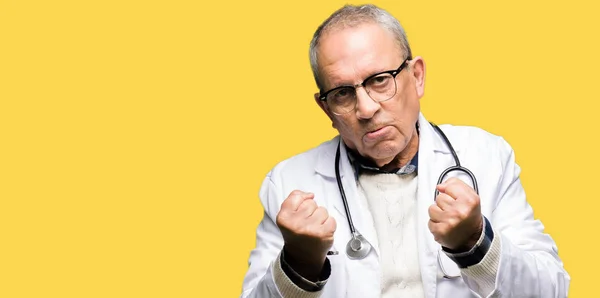 Stilig Senior Doktor Man Klädd Medicinsk Coat Redo Att Slåss — Stockfoto