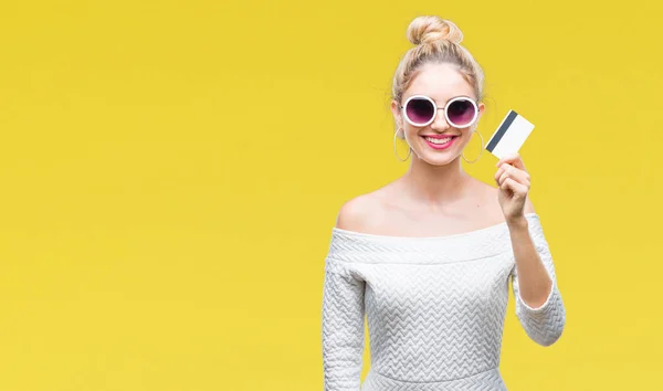 Mladá Krásná Blondýna Žena Držící Kreditní Karty Nad Izolované Pozadí — Stock fotografie