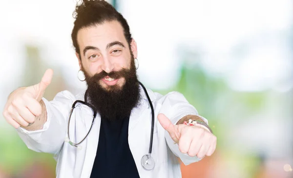 Lekarz Długimi Włosami Sobie Medycznych Płaszcz Zatwierdzające Stetoskop Robi Pozytywny — Zdjęcie stockowe