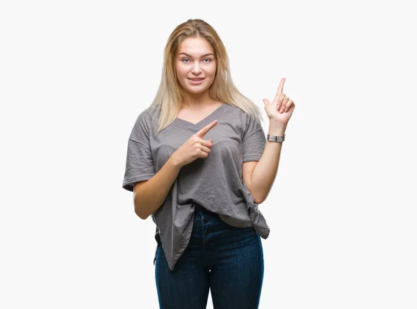 Joven Mujer Caucásica Sobre Fondo Aislado Sonriendo Mirando Cámara Apuntando —  Fotos de Stock