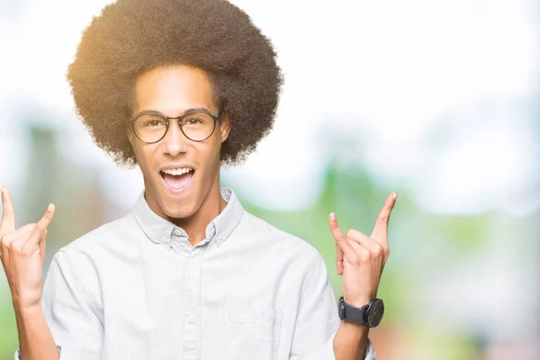 Νεαρός Αφρικανική Αμερικανική Άνθρωπος Αφρο Μαλλιά Που Φοράει Γυαλιά Φωνάζοντας — Φωτογραφία Αρχείου