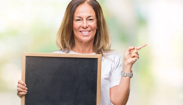 Medelåldern Spansktalande Kvinna Som Håller Blackboard Över Isolerade Bakgrund Mycket — Stockfoto