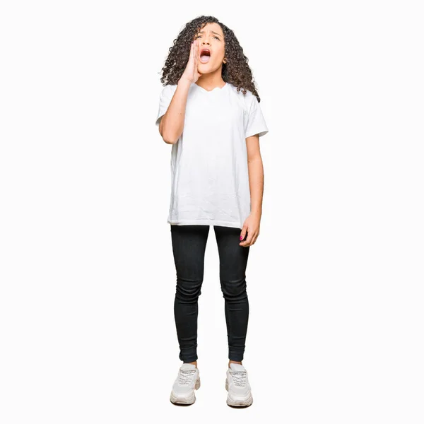 Mooie Jongedame Met Krullend Haar Met Witte Shirt Schreeuwen Schreeuwen — Stockfoto