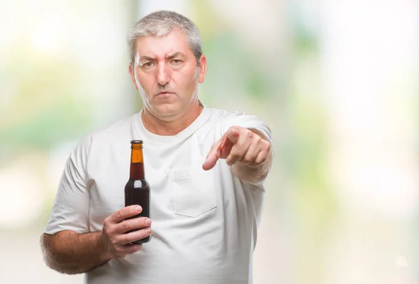 Bonito Homem Idoso Bebendo Garrafa Cerveja Sobre Fundo Isolado Apontando — Fotografia de Stock