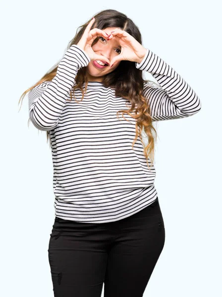 Mooie Jongedame Strepen Trui Doen Hart Vorm Met Hand Vingers — Stockfoto