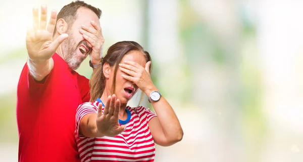 Hispanic Echtpaar Van Middelbare Leeftijd Liefde Geïsoleerde Achtergrond Die Betrekking — Stockfoto