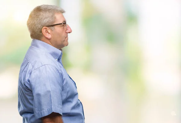 Hombre Mayor Guapo Con Gafas Sobre Fondo Aislado Mirando Costado — Foto de Stock