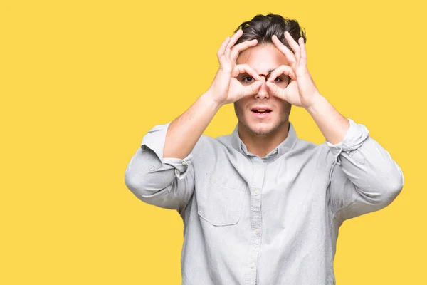 Mladý Pohledný Muž Nosí Brýle Izolované Pozadí Dělá Gesto Jako — Stock fotografie