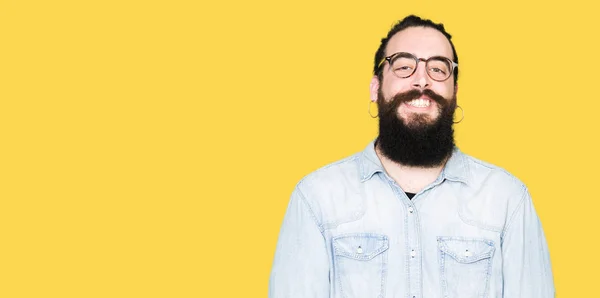 Jonge Hipster Man Met Lange Haren Baard Dragen Van Een — Stockfoto