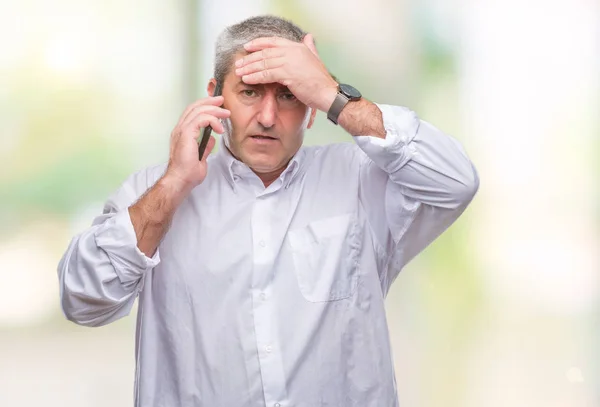 Gutaussehender Älterer Mann Der Auf Dem Smartphone Über Isolierten Hintergrund — Stockfoto