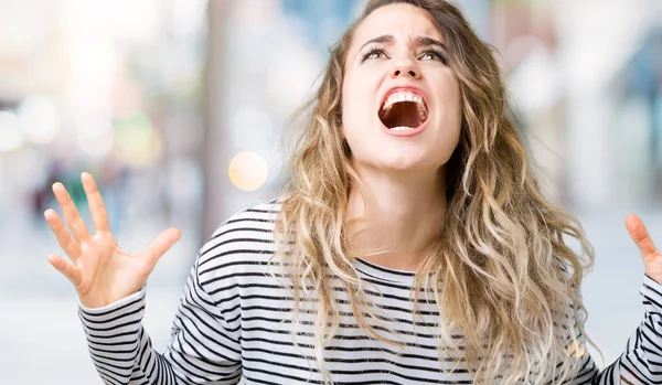 Mooie Jonge Blonde Vrouw Strepen Trui Dragen Geïsoleerd Achtergrond Gek — Stockfoto