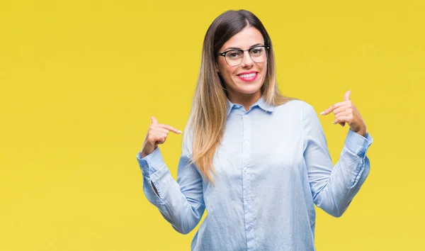 Joven Mujer Negocios Hermosa Con Gafas Sobre Fondo Aislado Mirando —  Fotos de Stock